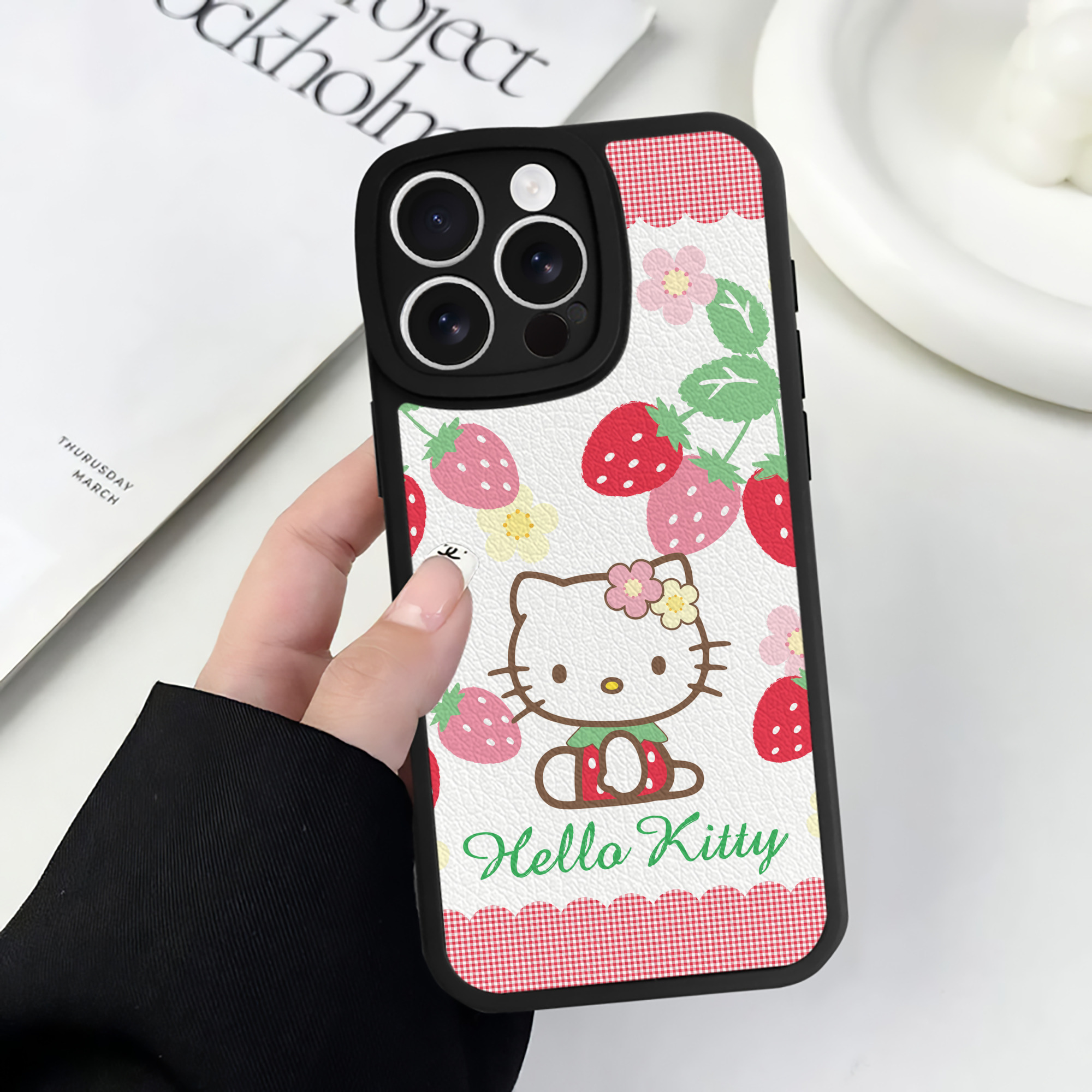（画像用） Hello Kitty ハローキティ 【iPhone 16シリーズ対応】シリコンスマホケース（レザー調） 材質：シリコン